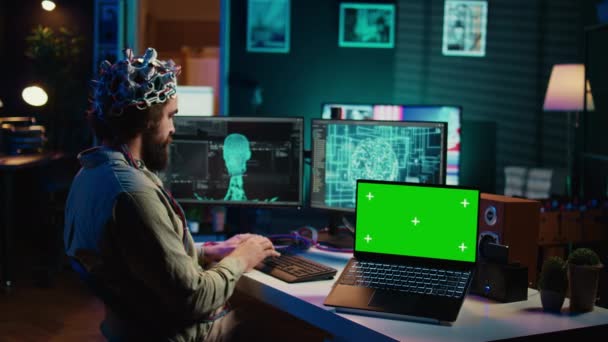 Administrator IT koduje i używa zestawu słuchawkowego EEG do przesyłania mózgu do laptopa z zielonym ekranem, zyskując nieśmiertelność. Neurobiolog inżynier transhumanizm eksperyment na urządzeniu chroma klucz, kamera B - Materiał filmowy, wideo