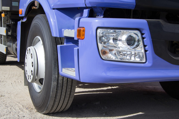Caminhão azul com rodas grandes
 - Foto, Imagem