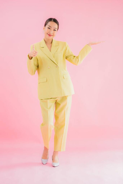 Ritratto bella giovane asiatico affari donna sorriso in azione su rosa colore sfondo - Foto, immagini