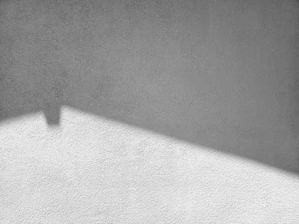 Hausdach Schatten auf weißem Grunge Betonwand Hintergrund. - Foto, Bild