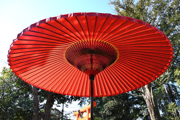 Японские зонты сделаны из японской бумаги, бамбука и т.д. Это хорошо сочетается с кимоно, и вы можете наслаждаться звуком дождя и запахом омуля.. - Фото, изображение