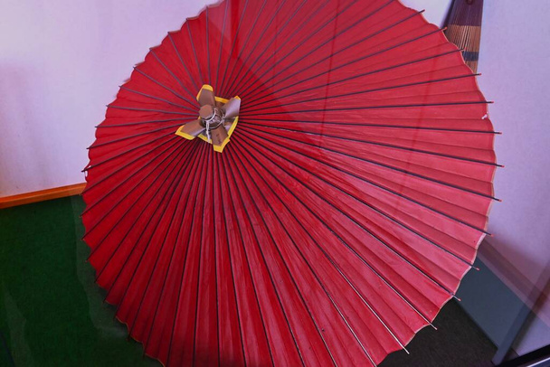 Οι ιαπωνικές ομπρέλες είναι κατασκευασμένες από ιαπωνικό χαρτί, μπαμπού κ.λπ. Ταιριάζει με το κιμονό, και μπορείτε να απολαύσετε τον ήχο της βροχής και το άρωμα μιας ομπρέλας. - Φωτογραφία, εικόνα