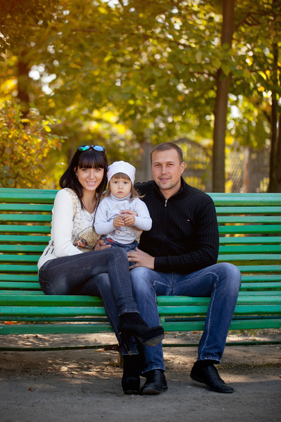 Ευτυχισμένη μητέρα, πατέρας και κόρη στο πάρκο - Φωτογραφία, εικόνα