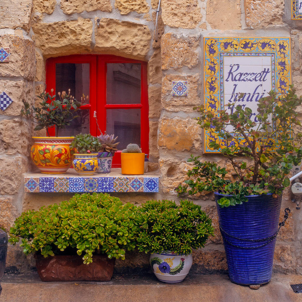Victoria (Rabat), Malta - 23 de febrero de 2024: Calle estrecha de la antigua ciudad de Rabat con casas tradicionales maltesas construidas en piedra caliza, Victoria, Malta - Foto, Imagen