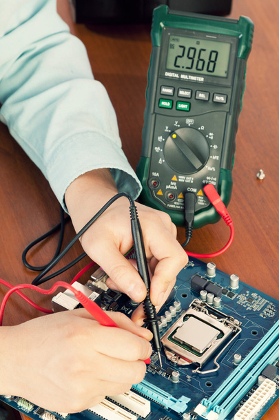 Technicien réparer le matériel informatique dans le laboratoire
.  - Photo, image