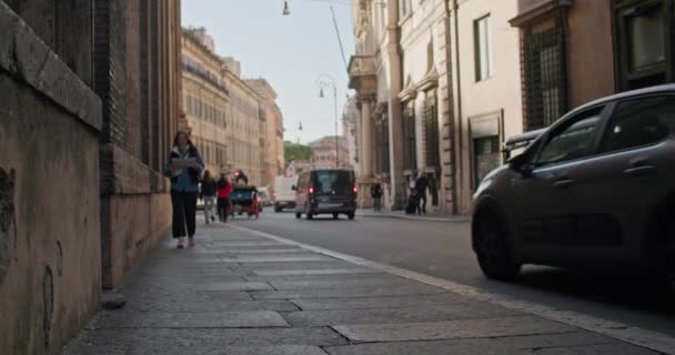 Capturing Romes Essence: A Tourist Womans Urban Expedition Een levensstijl van reizen, toerisme, glimlachen en vreugde. Hoge kwaliteit 4k beeldmateriaal - Video