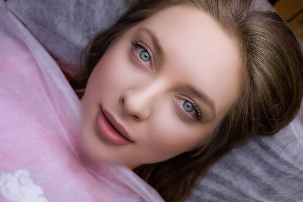 Model dziewczyny z niebieskimi oczami przed zabiegiem makijażu brwi na stałe. Procedura PMU, stały makijaż brwi. - Zdjęcie, obraz