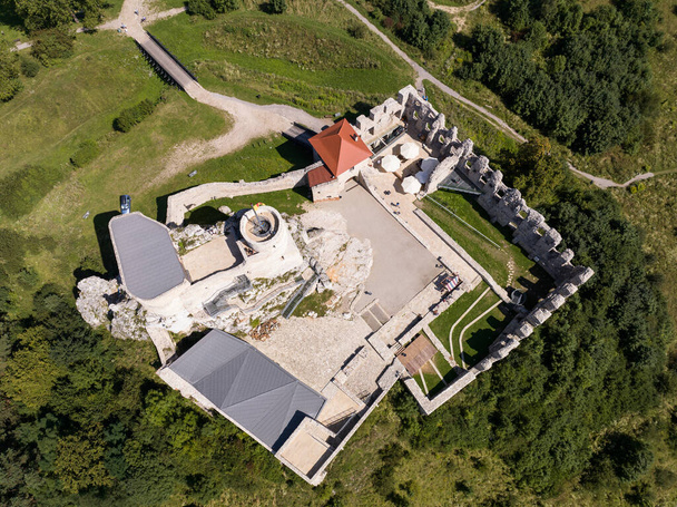Rabsztyn, Πολωνία. Ερείπια του μεσαιωνικού βασιλικού κάστρου στο βράχο στην πολωνική Jurassic Highland. Rabsztyn Αεροφωτογραφία το καλοκαίρι. . Τα ερείπια του μεσαιωνικού βασιλικού κάστρου Rabsztyn στην Πολωνία. Αεροφωτογραφία με εικασία το καλοκαίρι.  - Φωτογραφία, εικόνα