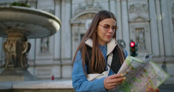 Wandering Wonder: A Womans Serene Wandeling door Rome, Italië, het omarmen van de Citys Urban Landscape en culturele schatten. Hoge kwaliteit 4k beeldmateriaal - Video