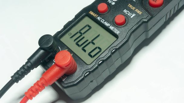 A multiméter egy sokoldalú elektronikus eszköz, amelyet különböző elektromos paraméterek, például feszültség, áram és ellenállás mérésére használnak. - Fotó, kép