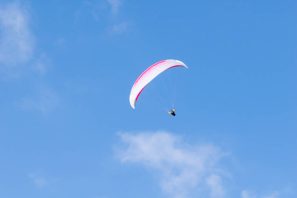 Mavi gökyüzüne karşı paraglider - Fotoğraf, Görsel