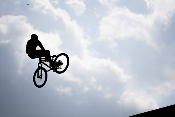 KATOWICE, POLEN - 21 AUGUST 2021: Fiets Slopestyle World Cup. Red Bull Roof Ride Slopestyle wedstrijd in het International Conference Center in Katowice. Slopestyle grote sprongen, trucs in de stad.  - Foto, afbeelding