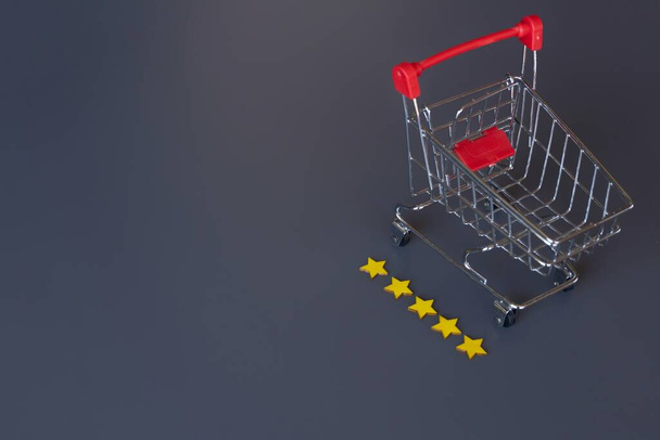 Warenkorb und fünf Sterne. Kopierraum. Online-Shopping-Bewertung, Einkaufserlebnis-Konzept. - Foto, Bild