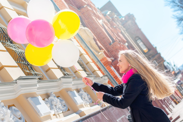 Красивая женщина с красочными воздушными шарами
 - Фото, изображение
