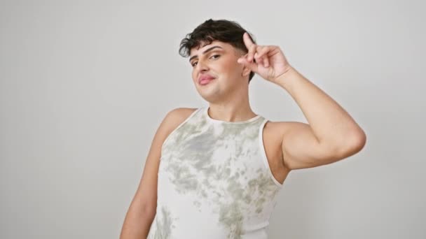 Cheerful young man, wearing sleeveless t-shirt, pointing finger at head, smiling with great idea, radiating confidence against isolated white background - Footage, Video