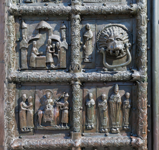 Detail der Bronzetore der St.-Sophia-Kathedrale in Veliky nov - Foto, Bild