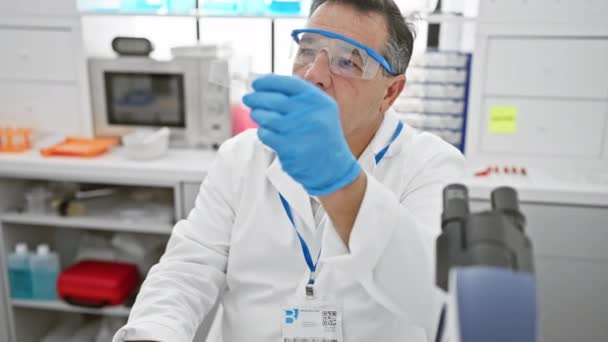 Ώριμος επιστήμονας που αναλύει δείγματα σε ένα σύγχρονο εργαστήριο - Πλάνα, βίντεο