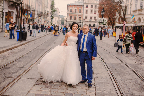 Wedding couple walking  - Φωτογραφία, εικόνα