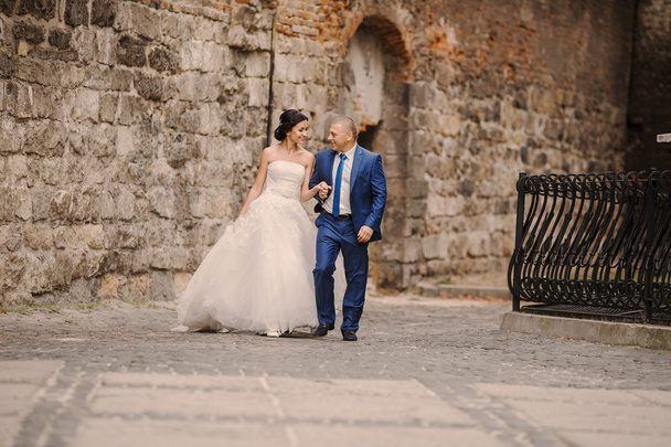 Wedding couple walking  - Foto, afbeelding