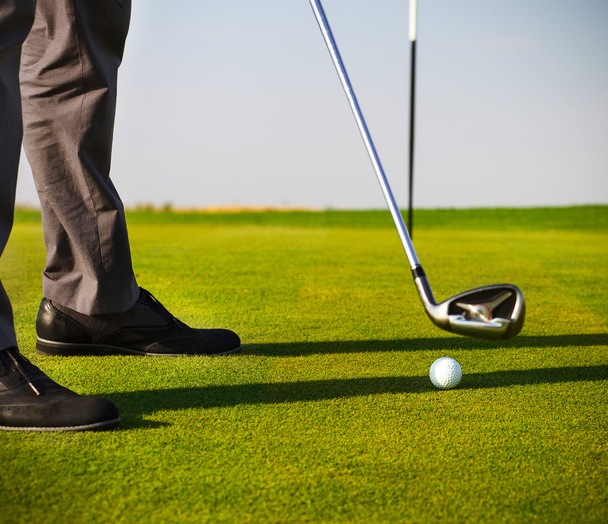 Mężczyzna golfista oddanie, koncentrują się na piłeczki do golfa - Zdjęcie, obraz