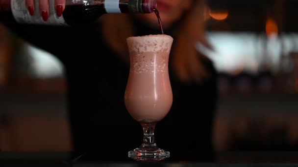 La barmaid verse du sirop dans un cocktail. Des images FullHD de haute qualité - Séquence, vidéo