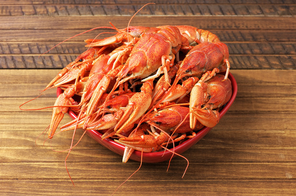 Üzerinde kırmızı bir kase lezzetli haşlanmış taze crayfishes - Fotoğraf, Görsel