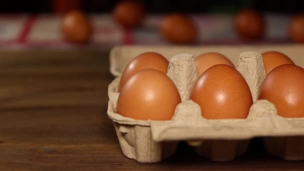 Eier einer Henne in einer biologisch abbaubaren Pappschachtel in Zeitlupe. - Filmmaterial, Video