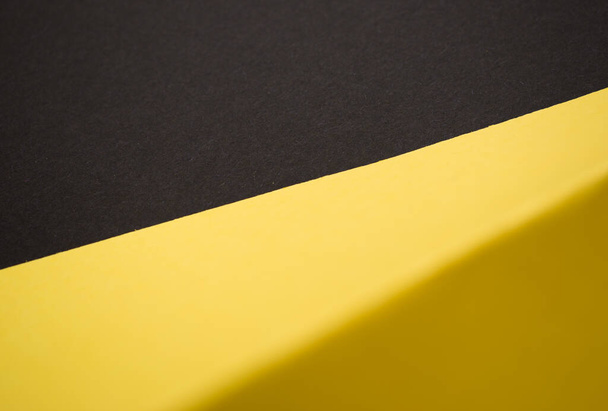 抽象的な分割された黄色と黒の背景 - 写真・画像