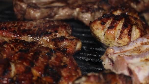 Houtskool gegrild vlees. Stijgende hitte en rook van geroosterd vlees close-up. - Video