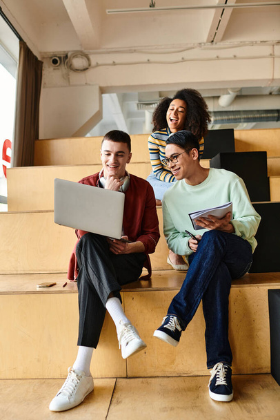Un gruppo multiculturale di studenti seduti a chiacchierare su una scala all'interno di un'università o di un liceo - Foto, immagini