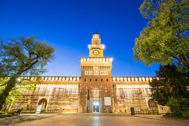イタリア、ミラノのスフォルツァ城の黄昏 - 写真・画像