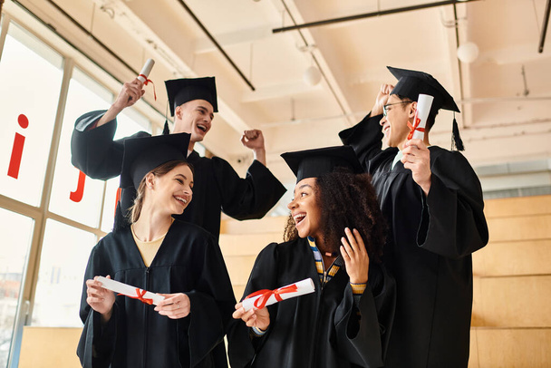 Eine bunte Gruppe von Personen in Abschlusskleidern und -mützen hält stolz ihre Diplome in den Händen. - Foto, Bild