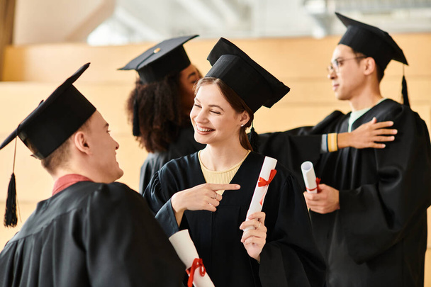 Un grupo diverso de estudiantes en trajes de graduación y gorras de pie juntos, celebrando su éxito académico. - Foto, imagen