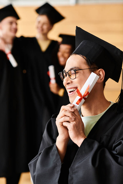 L'uomo asiatico indossa orgogliosamente un cappello e un abito da laurea, simboleggiando il successo accademico e il successo. - Foto, immagini