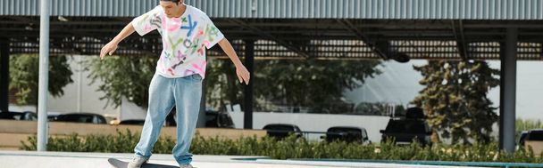 Mladý bruslař chlapec bez námahy jezdí na svém skateboardu po živém chodníku na slunném letním dni. - Fotografie, Obrázek