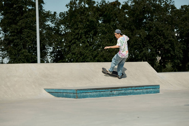 Um jovem patinador monta confiantemente seu skate até o lado íngreme de uma rampa em um parque de skate ao ar livre ensolarado. - Foto, Imagem