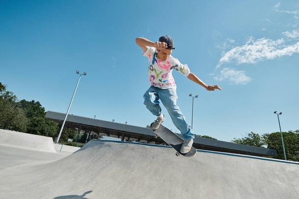 Ein junger Mann skatet selbstbewusst die Seite einer Rampe in einem sonnigen Outdoor-Skatepark hinunter und zeigt sein Geschick und seine Leidenschaft für den Sport. - Foto, Bild
