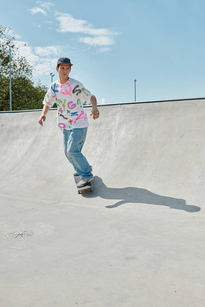 Mladý bruslař jezdí na skateboardu na rampě, ukazuje své dovednosti a statečnost v odvážném pohybu. - Fotografie, Obrázek