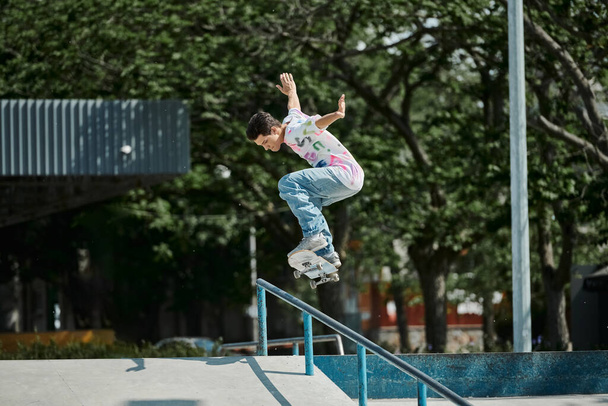 Ένα νεαρό αγόρι σκέιτερ που πετά στον αέρα ενώ ιππεύει ένα skateboard σε ένα ζωντανό υπαίθριο πάρκο skate σε μια ηλιόλουστη μέρα του καλοκαιριού. - Φωτογραφία, εικόνα