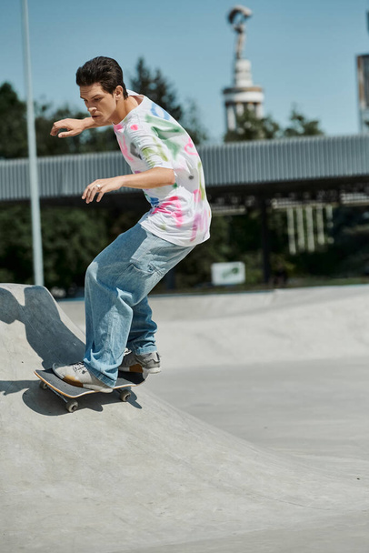 Mladý bruslař chlapec nebojácně jezdí na skateboardu po straně rampy v pulzujícím venkovním skate parku za slunečného letního dne. - Fotografie, Obrázek