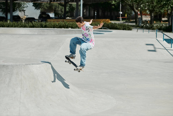 若い男は勇敢に晴れた夏の日にスケートパークでランプの急な側面をスケートボードに乗ります. - 写真・画像