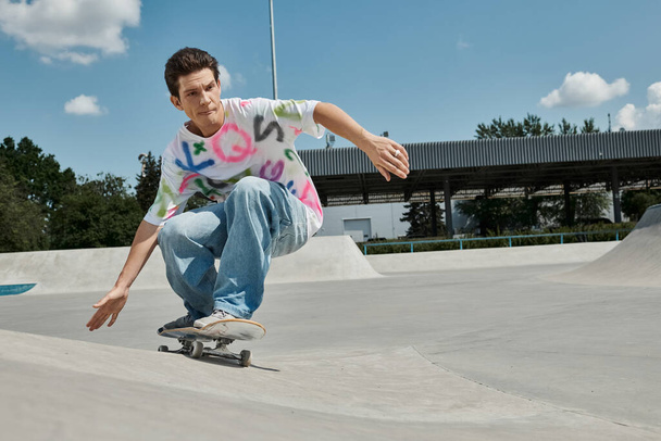Mladý bruslař chlapec sebevědomě jezdí na svém skateboardu po straně rampy v slunečném venkovním skate parku. - Fotografie, Obrázek