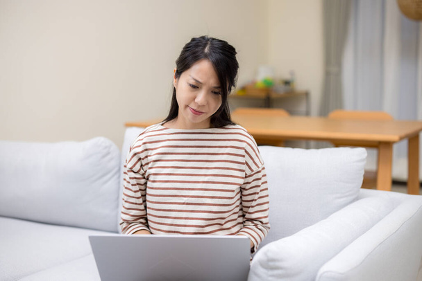 Νοικοκυρά αισθάνονται τόσο ενοχλητικό για την εργασία σε φορητό υπολογιστή στο σπίτι - Φωτογραφία, εικόνα