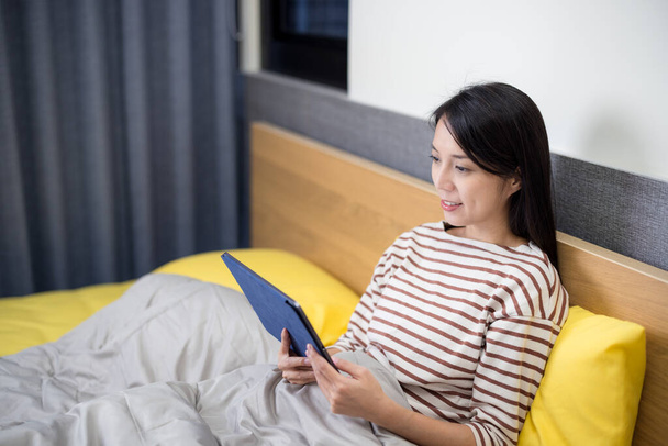 Mulher usar computador tablet digital na cama - Foto, Imagem