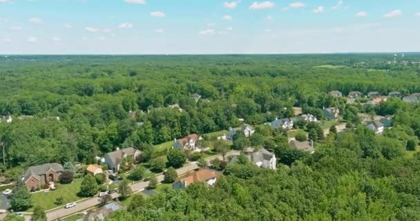 Vorortgebiet zwischen Waldgebieten in New Jersey, verschiedene gebaute Häuser sind in verschiedenen landschaftlich reizvollen Gegenden angeordnet - Filmmaterial, Video