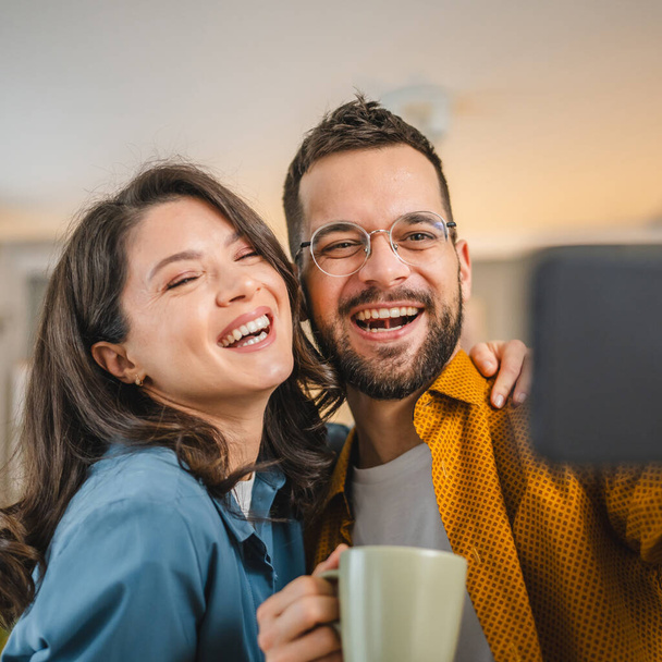 zelfportret selfie van gelukkig paar man en vrouw vriend en vriendin of broer en zus gelukkig glimlach thuis - Foto, afbeelding