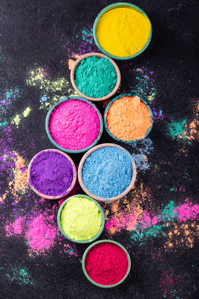 Gulal kleuren in schaal voor het vieren van Indian Holi festival - Foto, afbeelding