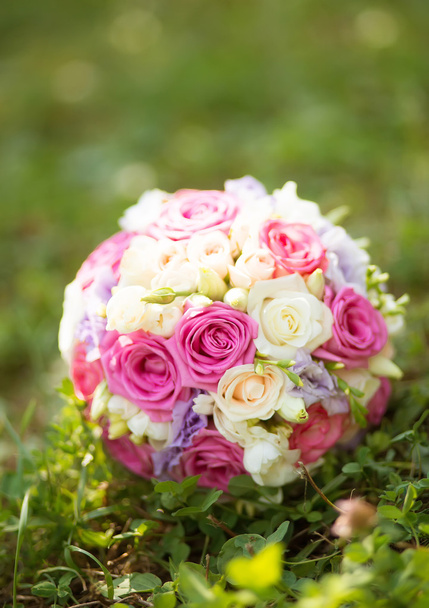 Wedding saturate purple rose bouquet of bride on grass - Фото, зображення