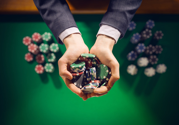 Casino joue tenant une poignée de jetons
 - Photo, image