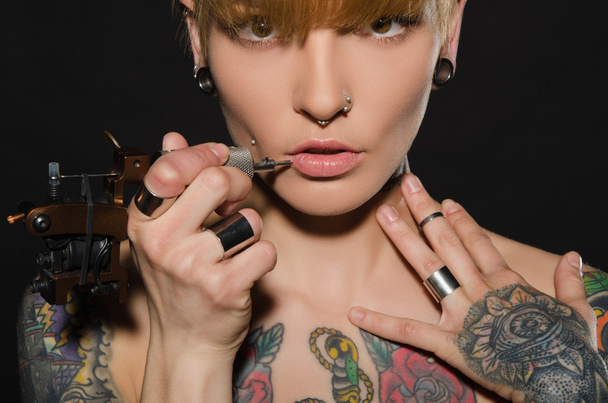 charming blonde with tattoo machine and for them - Фото, изображение